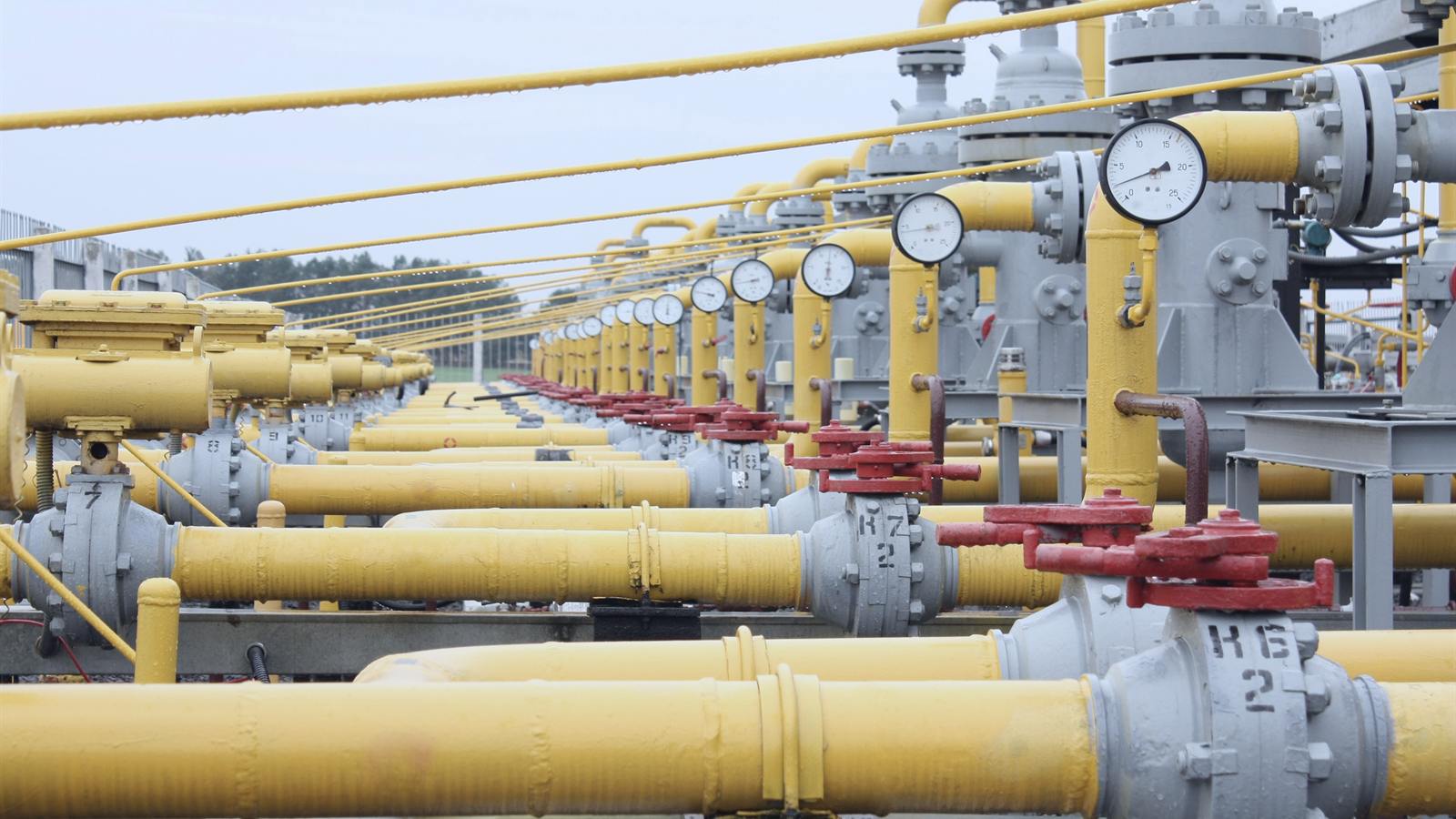Manifold de válvulas e tubulação amarela em uma estação de distribuição de gás