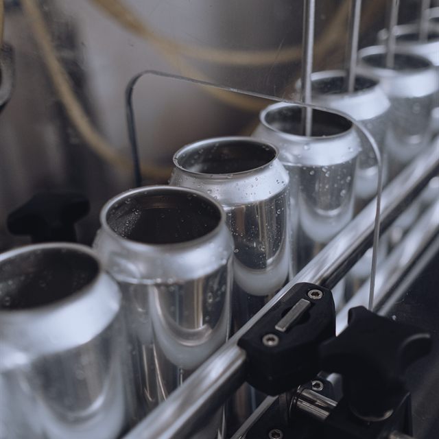 Linha de envase de latas em indústria de bebidas