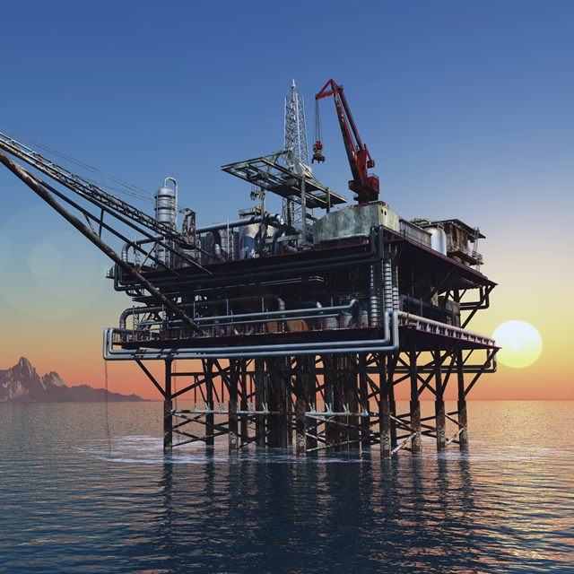 Plataforma de petróleo no mar ao pôr do sol